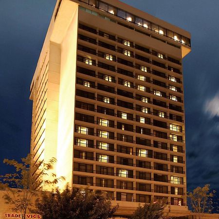 Regency Palace Аман Екстериор снимка The hotel at night