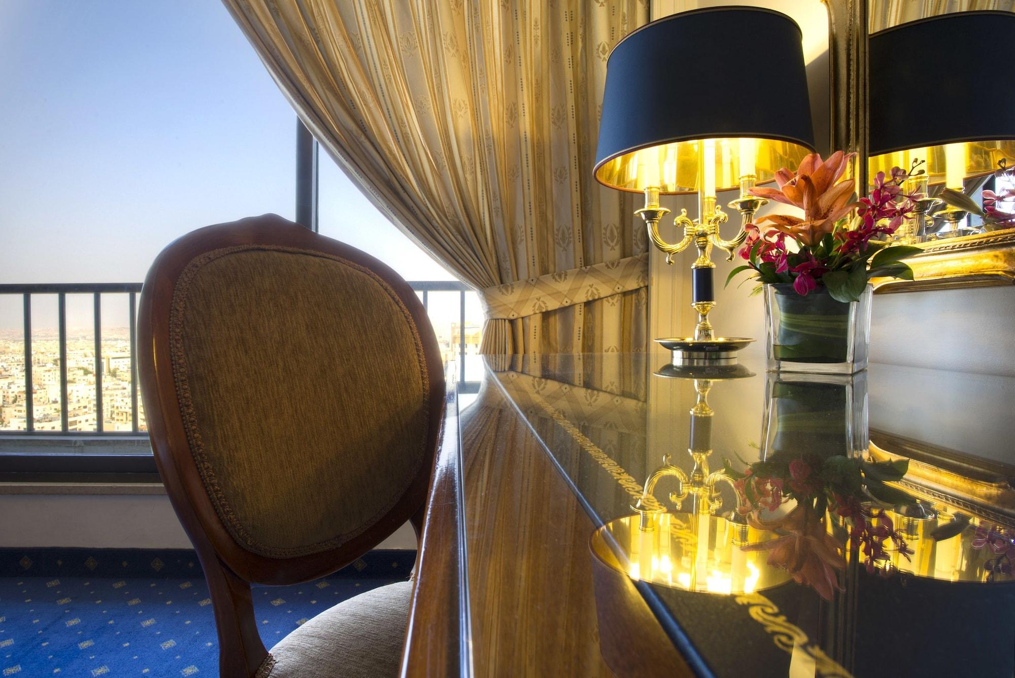 Regency Palace Аман Екстериор снимка A room at the hotel