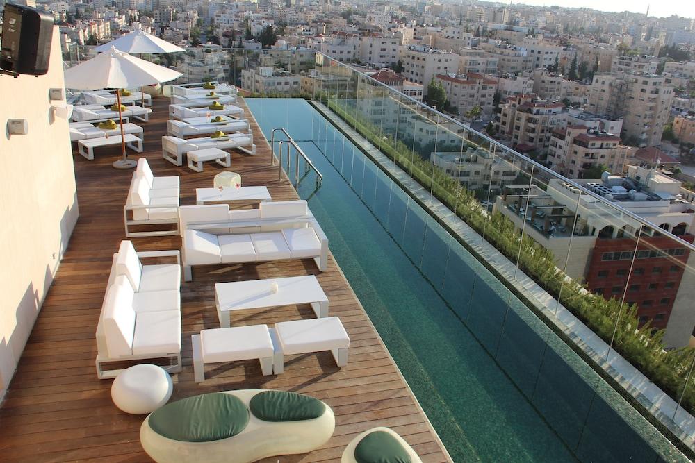 Regency Palace Аман Екстериор снимка The rooftop pool at the hotel
