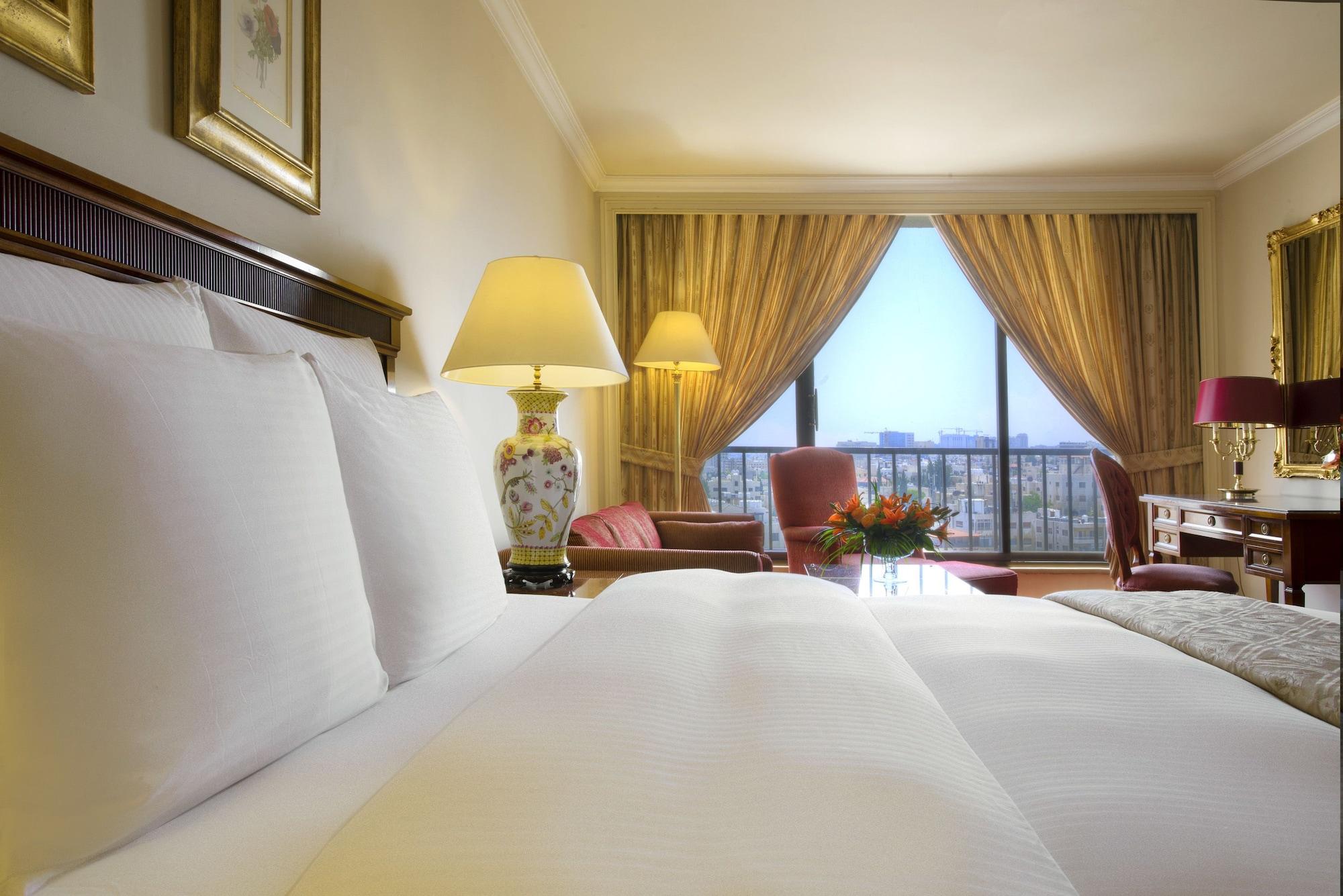 Regency Palace Аман Екстериор снимка A room at the hotel