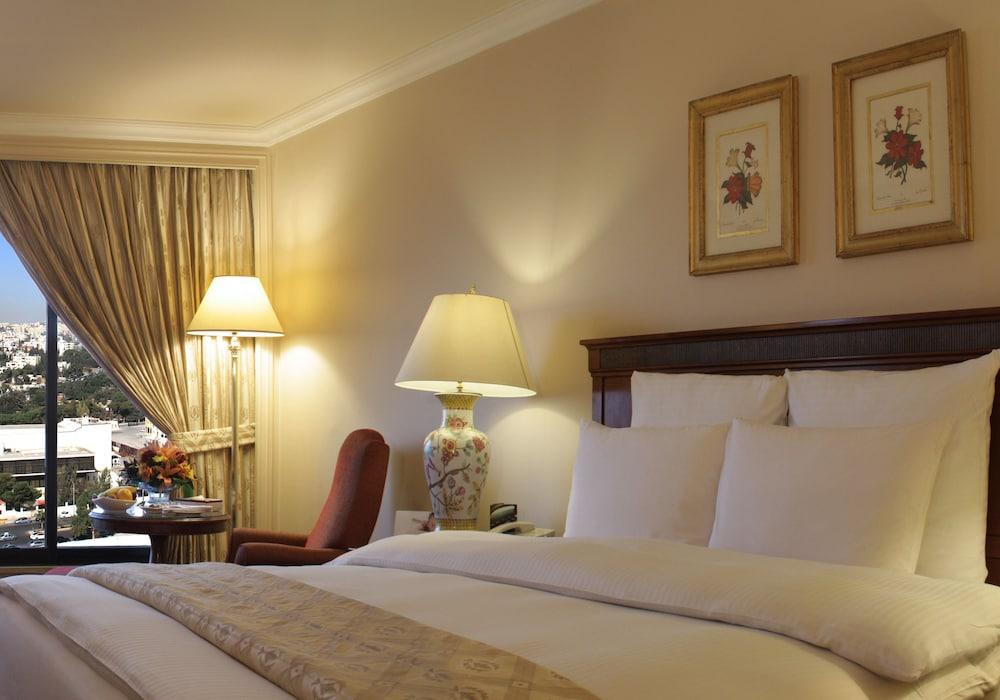 Regency Palace Аман Екстериор снимка A bedroom at the hotel