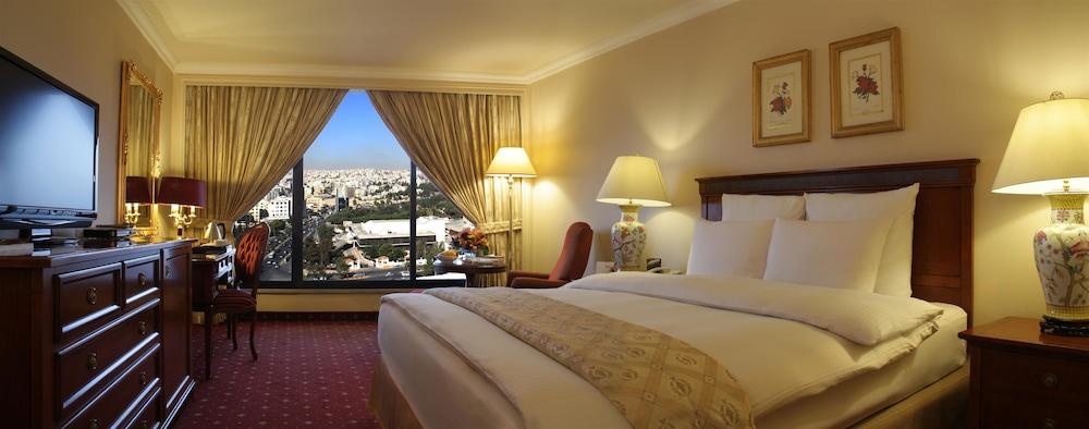 Regency Palace Аман Екстериор снимка A bedroom at the Grand Hotel