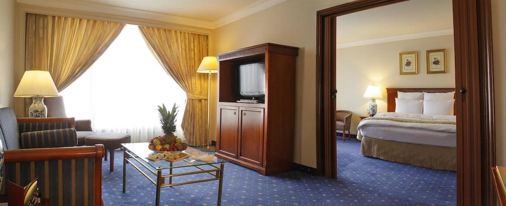 Regency Palace Аман Екстериор снимка Suite