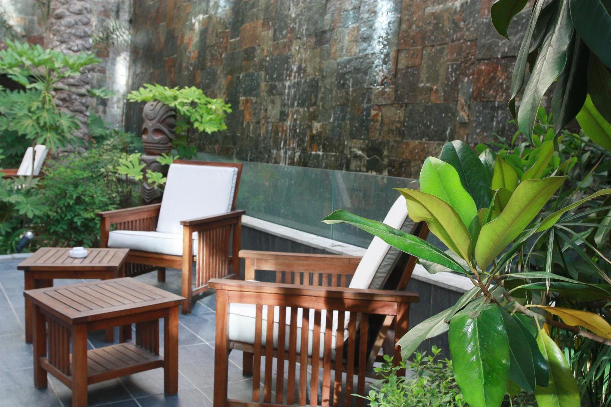 Regency Palace Аман Екстериор снимка A water wall in a garden