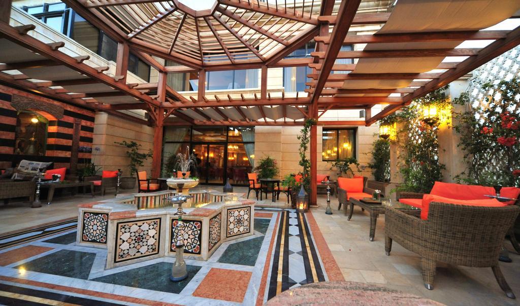 Regency Palace Аман Екстериор снимка The hotel's lobby