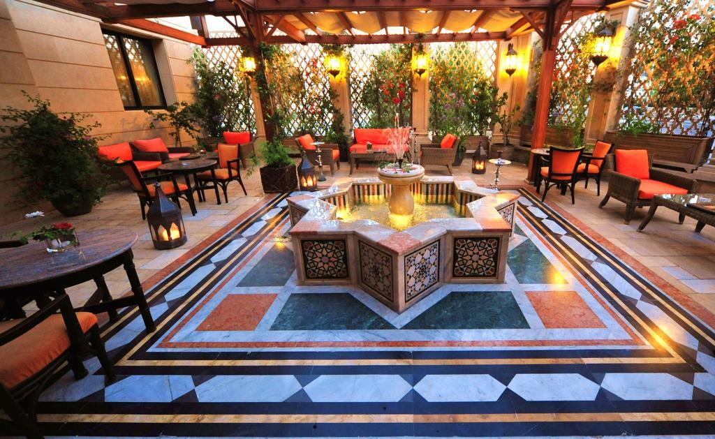 Regency Palace Аман Екстериор снимка The hotel's courtyard