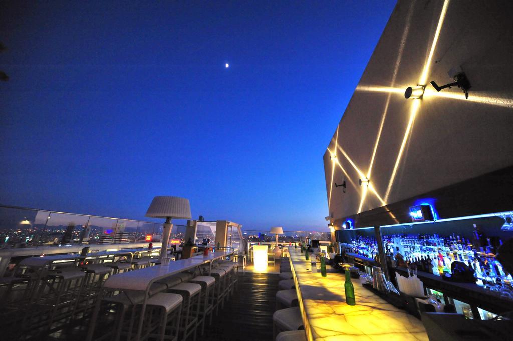 Regency Palace Аман Екстериор снимка Skyline Bar