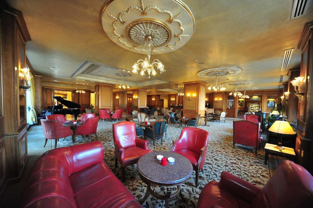 Regency Palace Аман Екстериор снимка The lobby of the hotel