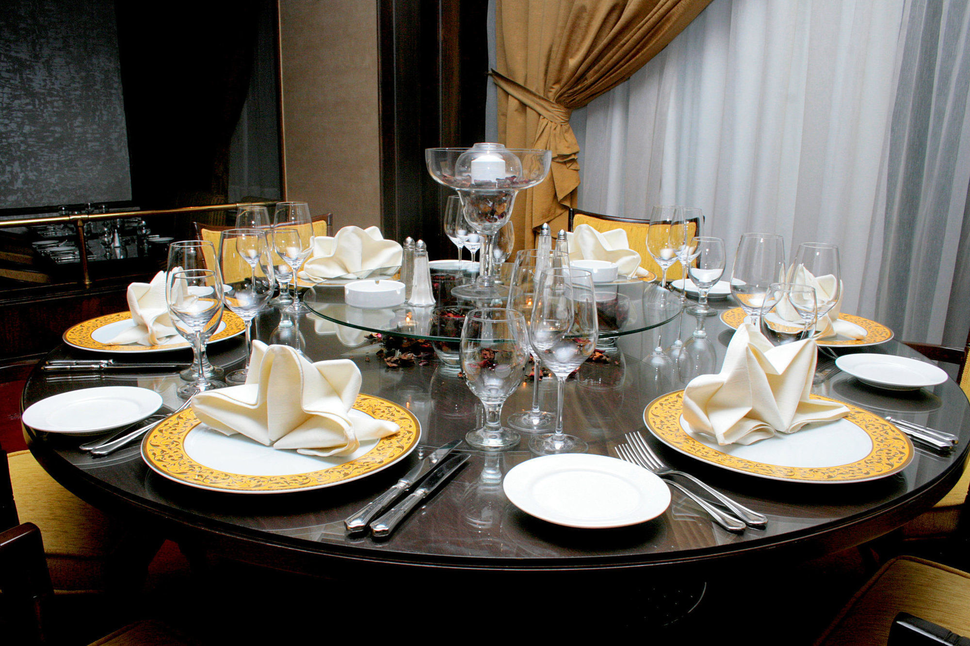 Regency Palace Аман Ресторант снимка A table set for a formal dinner