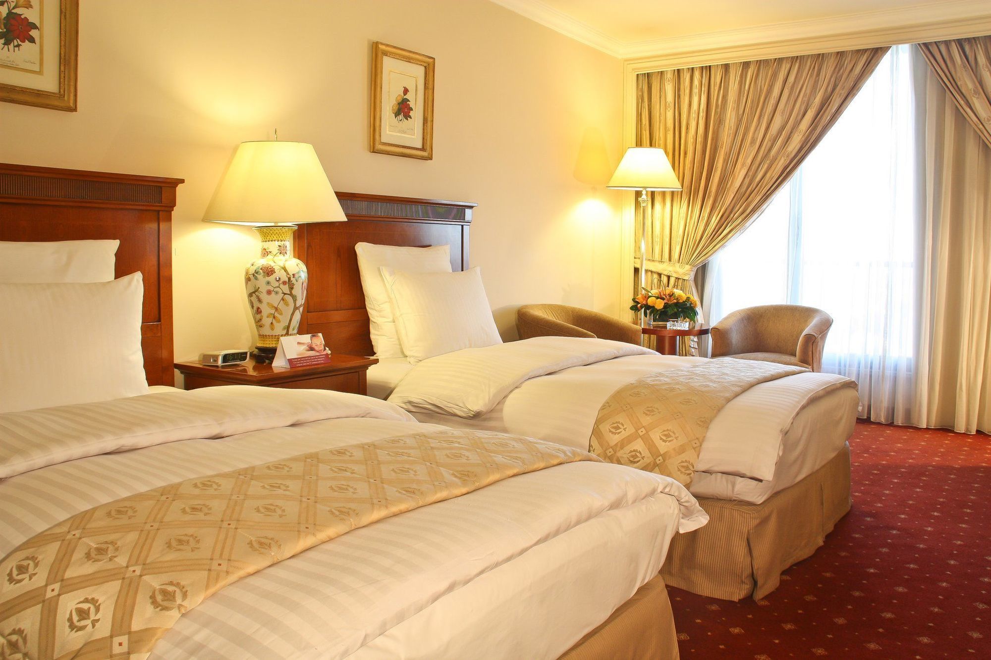 Regency Palace Аман Екстериор снимка A room at the hotel