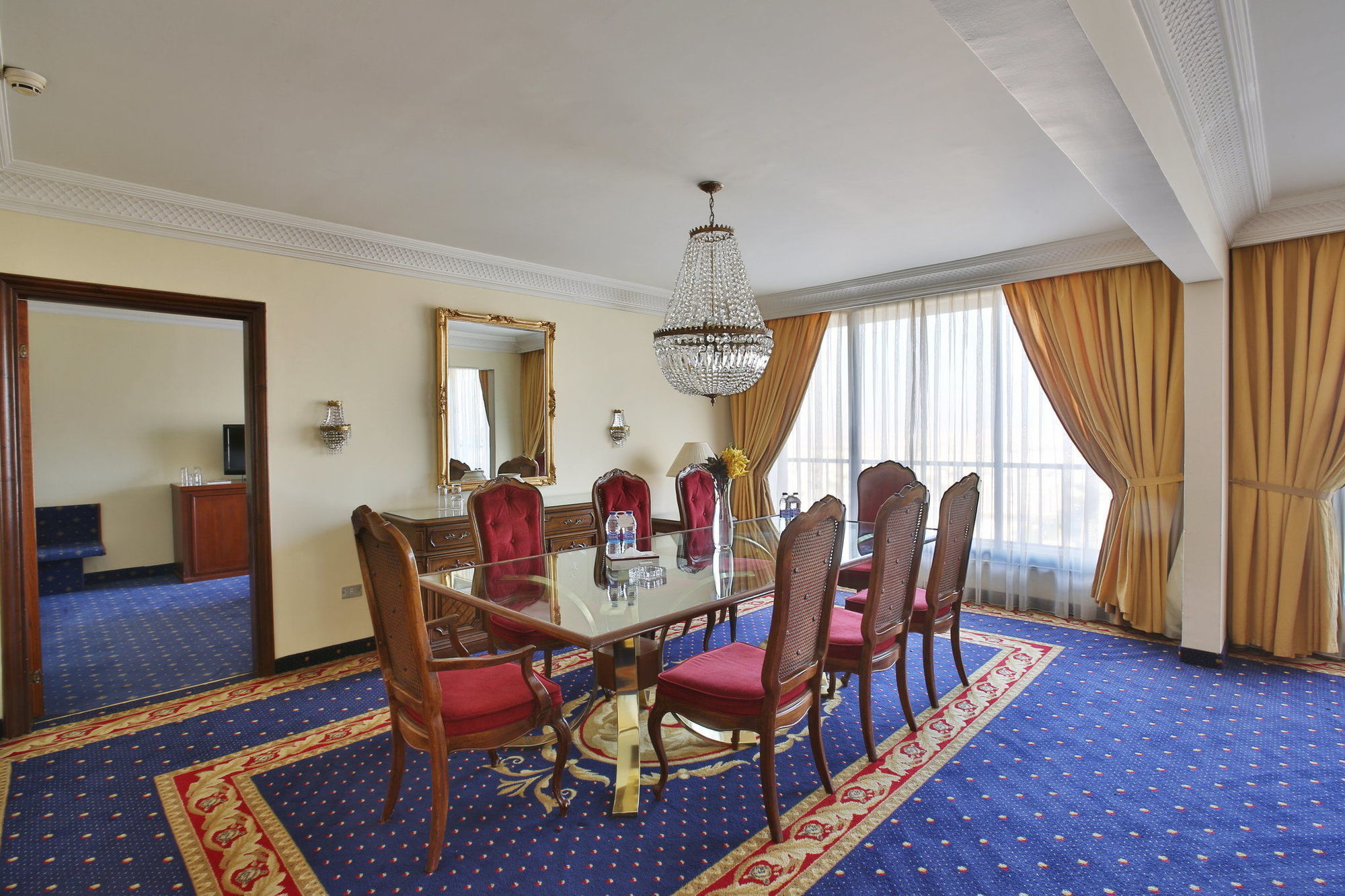 Regency Palace Аман Екстериор снимка A suite at the Grand Hotel