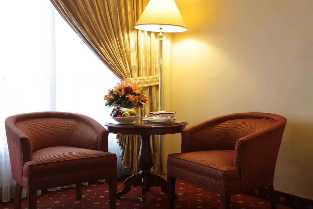 Regency Palace Аман Екстериор снимка A hotel room