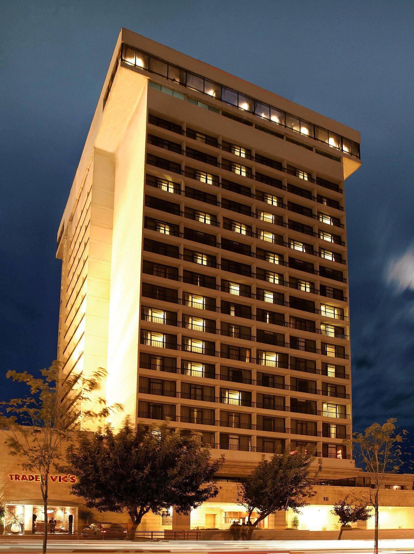 Regency Palace Аман Екстериор снимка The hotel at night