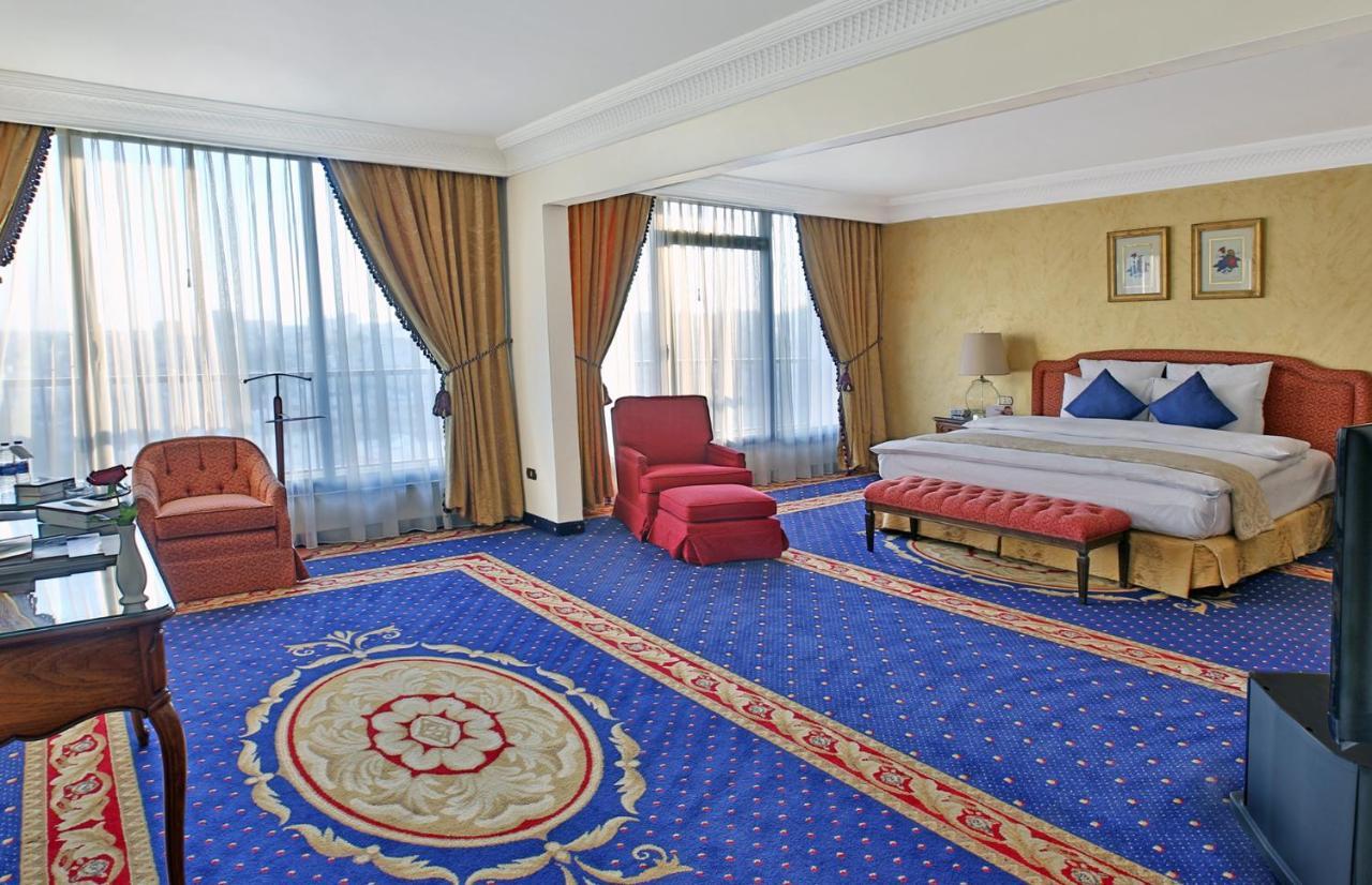 Regency Palace Аман Екстериор снимка A bedroom at the Grand Hotel