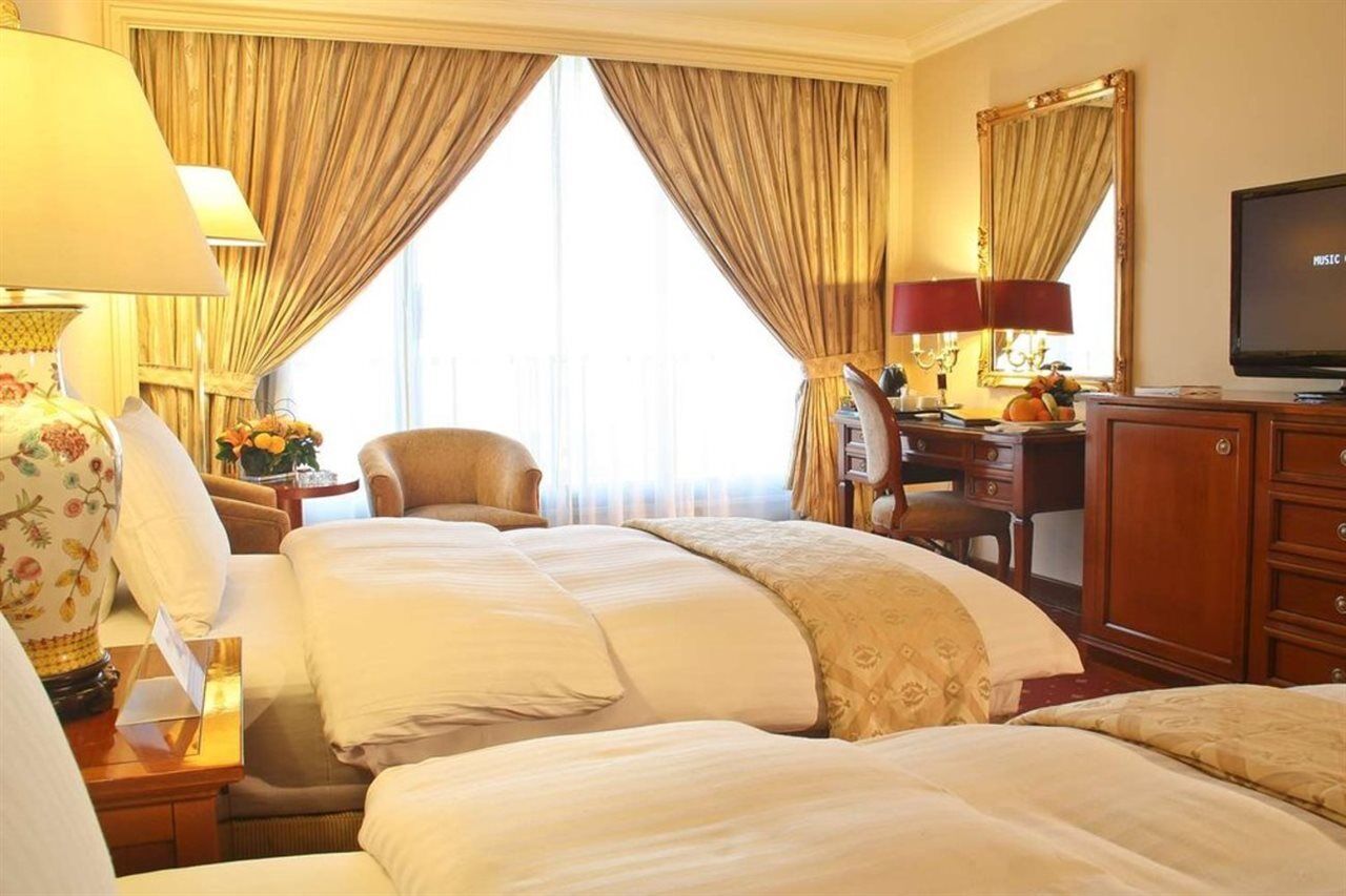 Regency Palace Аман Екстериор снимка A room at the Four Seasons Hotel, London